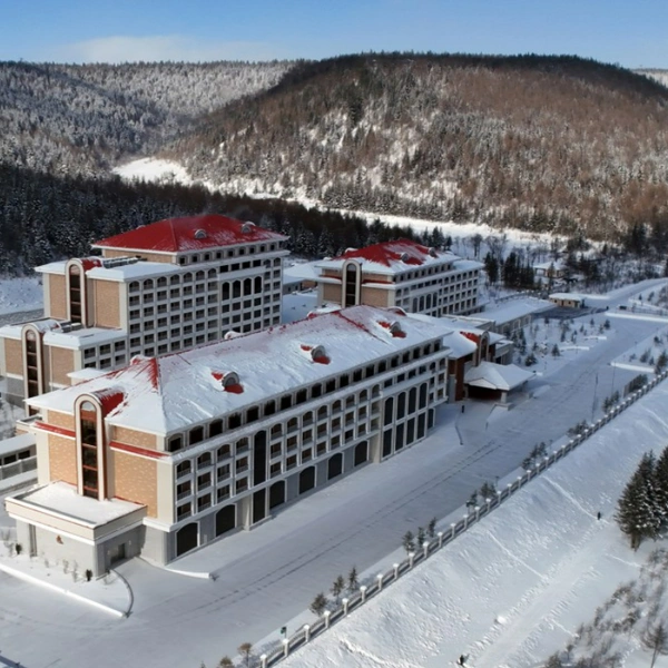 Ким Чен Ын открыл новый горнолыжный курорт на севере КНДР. 25 фото вождя с дочерью и пяти новых отелей