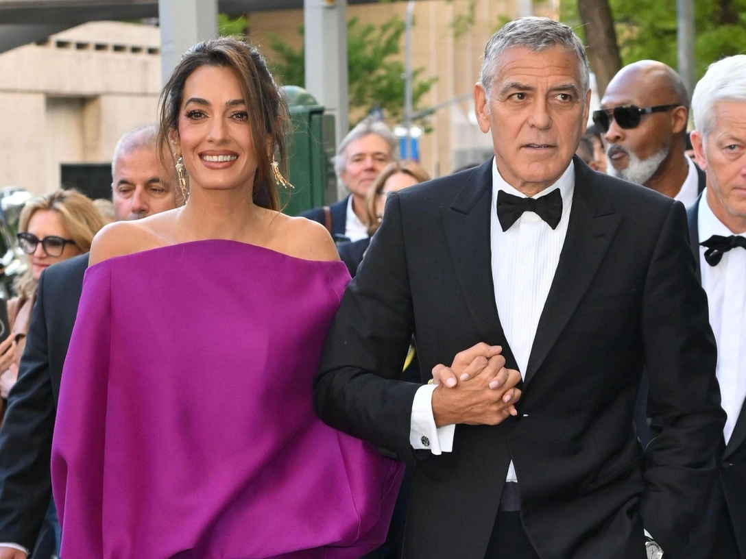 Редкие фото детей Джорджа и Амаль Клуни: семья появилась на озере Комо | marieclaire.ru