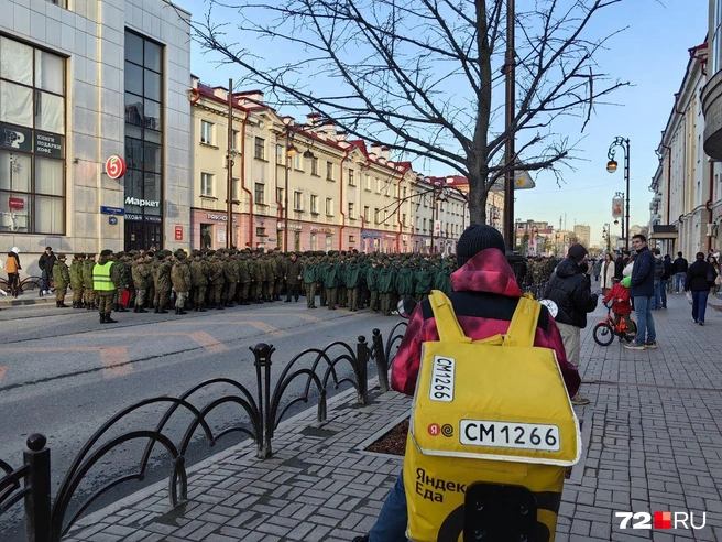 Репетиция репетицией, а заказ вовремя доставить нужно. А никто и не против | Источник: Юлия Мальцева / 72.RU 