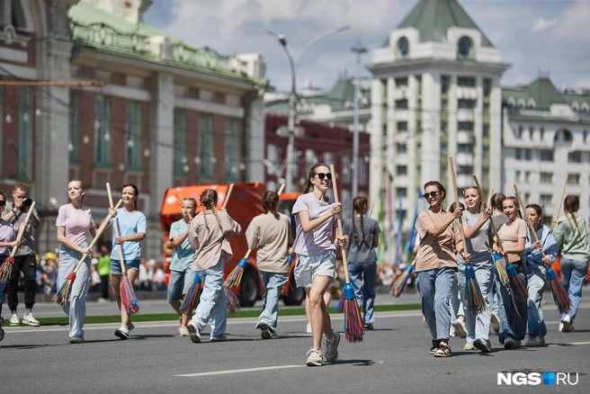Дети с метлами танцевали по время проезда техники, символизируя ответственных горожан | Источник: Александр Ощепков / NGS.RU