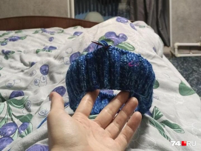 Глядишь, за праздники будет готова, например, шапочка | Источник: читатель 74.RU