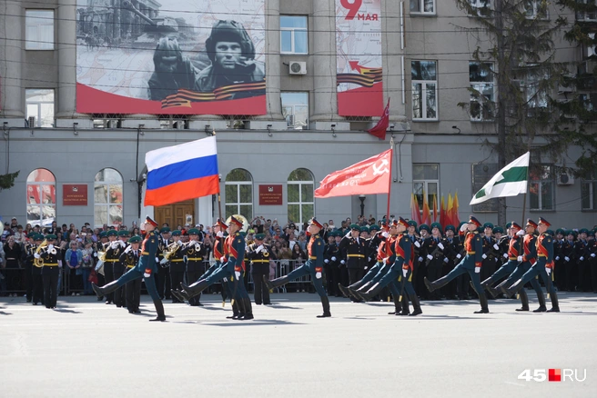 Под музыкальную композицию «Священная война» на главную площадь Кургана были внесены государственный флаг Российской Федерации, копия Знамени Победы и флаг Курганской области | Источник: Надежда Тихомирова / 45.RU