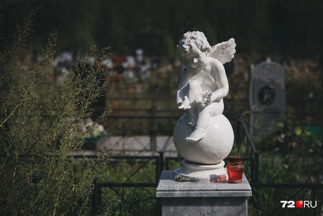Не так часто, но танатопрактикам приходится восстанавливать и лица умерших детей | Источник: Дарья Пона / Городские медиа