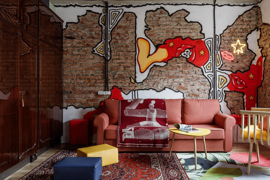 Шкафы, винтаж. Диван, Hoff. | Источник: Михаил Чекалов