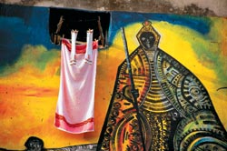 Стены домов в переулке Амеля в Гаване были разрисованы в 1990 го ду Сальвадором Гонсалесом — не только художником, но и жрецом сантерии | Источник: MIREILLE VAUTIER/ALAMY/PHOTAS