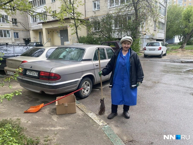 За 27 лет работы дворник уже познакомилась со всеми местными жителями | Источник: Наталья Баранова / NN.RU