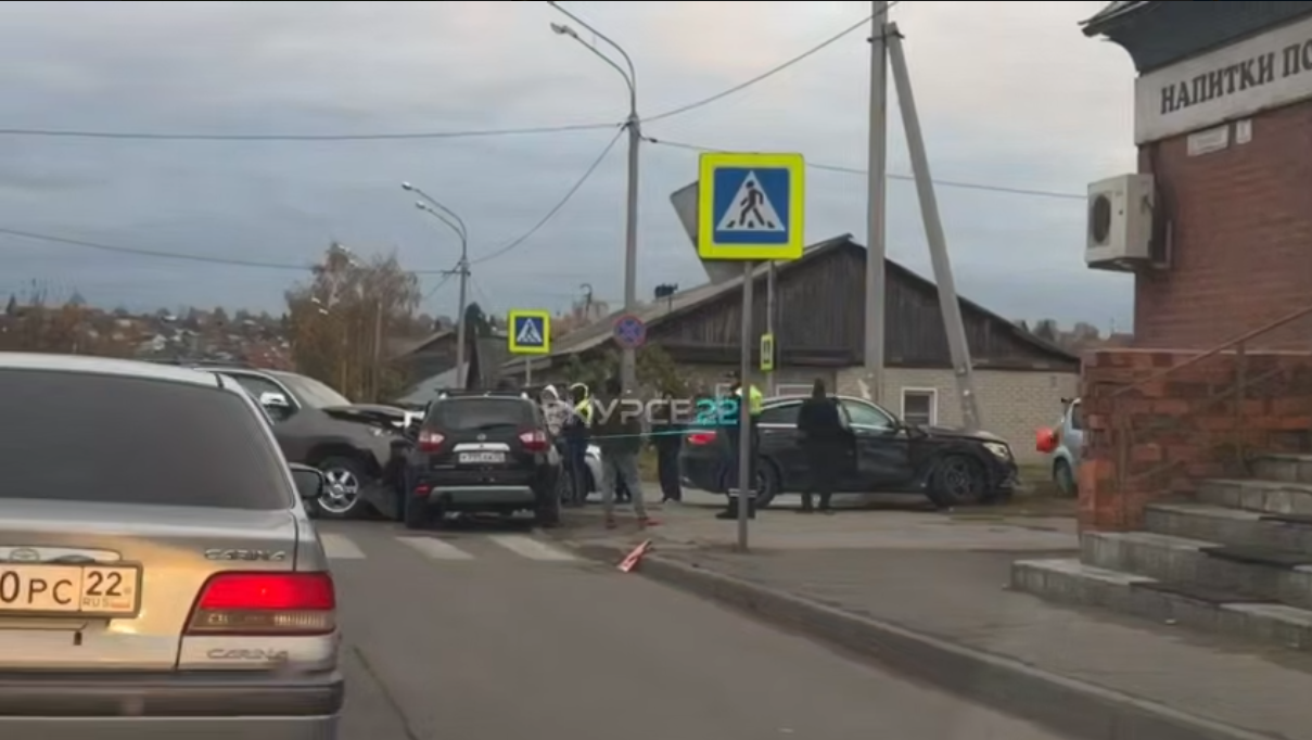 В Барнауле водитель Toyota Sequoia не уступил Mercedes и устроил тройное ДТП. Видео