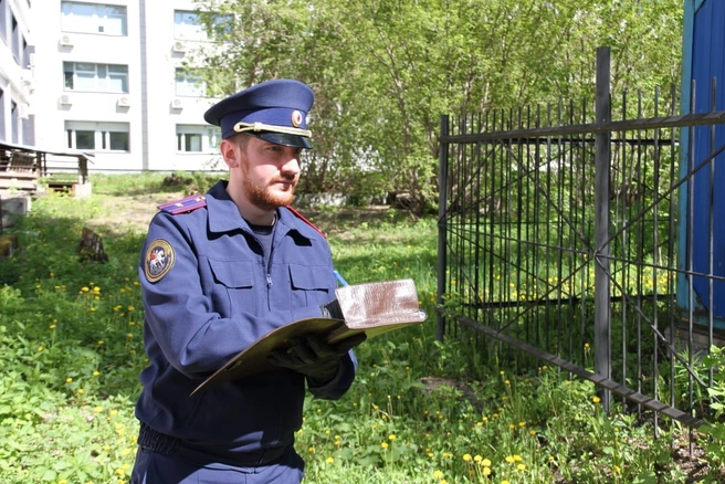 Майор Кузвесов во время следственных мероприятий в Нижнем Тагиле | Источник: СУ СК по Свердловской области
