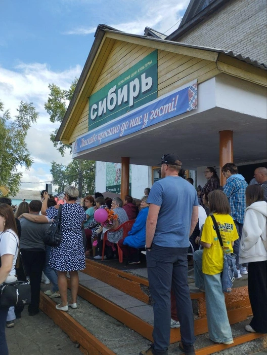 Зрители собрались возле центральной площади Батамы у культурно-досугового центра | Источник: Алина Климова