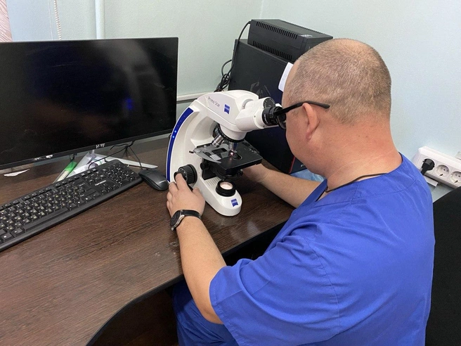 Большую часть своего времени медик проводит в кабинете за исследованием различных биопсий живых людей | Источник: Ирина Господаренко / NGS22.RU