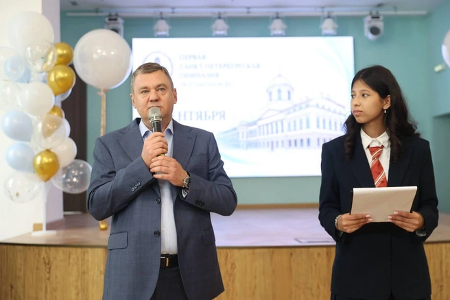 Кирилл Поляков в школе № 321 Центрального района 1 сентября 2026 года | Источник: Кирилл Поляков / Телеграм