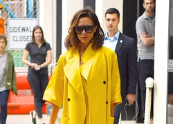 Виктория Бекхэм в плаще и платье VICTORIA Victoria Beckham