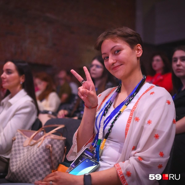 Дожидаясь, пока объявят «родную» номинацию, можно попозировать фотографу | Источник: Андрей Чунтомов / 59.RU