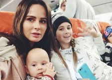 Саша Зверева увезла детей на райский остров