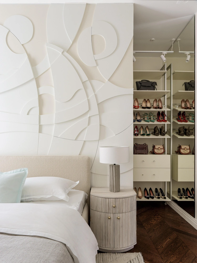 В этой квартире по проекту бюро Gorodyuk Architectural & Design гардеробная обустроена прямо в спальне. | Источник: Сергей Красюк