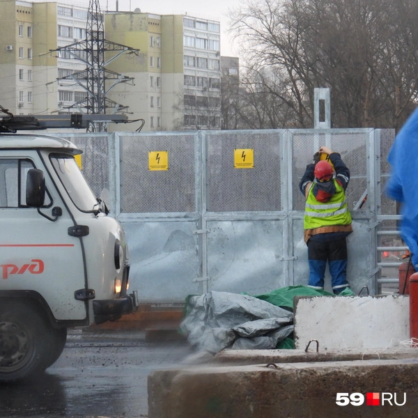 Железнодорожники на заборах устанавливают предупреждения об опасности | Источник: Кирилл Хафизов / 59.RU