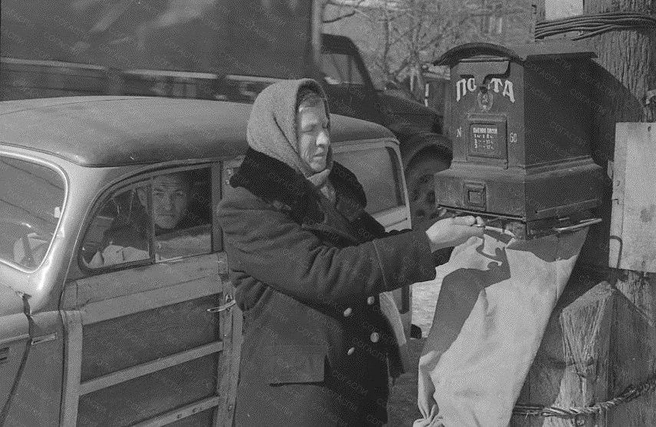 Выемка почтальоном писем из почтового ящика. 27 февраля 1951 года | Источник: из фотофондов ЦГАСО и СОГАСПИ