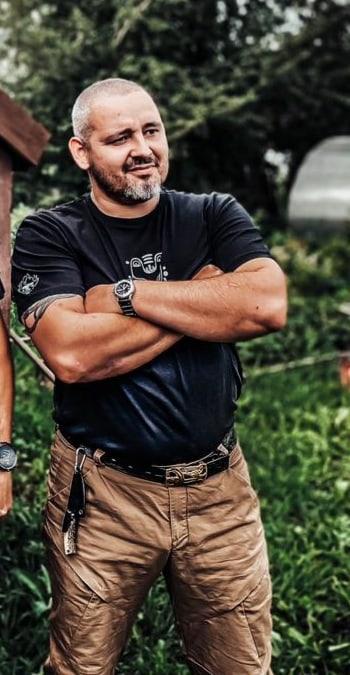 «Кузнецом стал из-за прадедушки»: пермяк делает уникальные ножи — их покупают и охотники, и чиновники, и бизнесмены