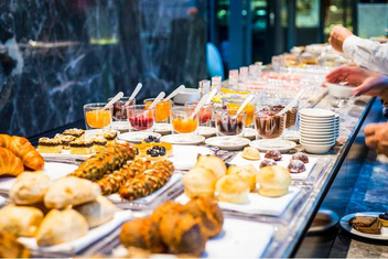 Чем опасны завтраки в формате шведского стола: объясняет микробиолог