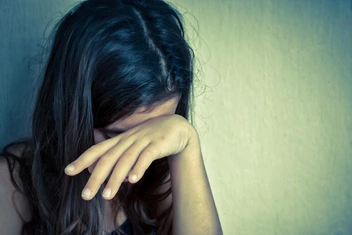 «Отчим бьет маму, она пыталась покончить с собой, у меня нервные срывы. Как выжить?»