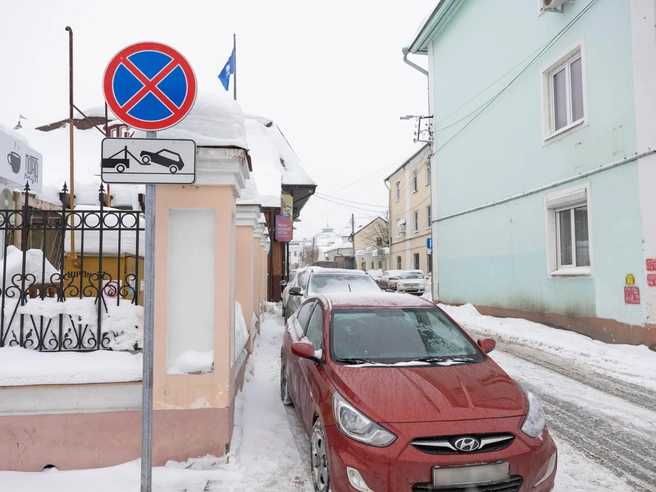 Автомобиль припаркован под знаком, запрещающим стоянку. | Источник: Артем Бауман / 76.RU