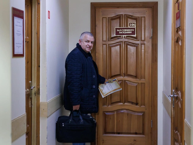 Защиту Виталия Кошелева осуществляет известный адвокат Альберт Кармазиновский | Источник: Алексей Волхонский / V1.RU