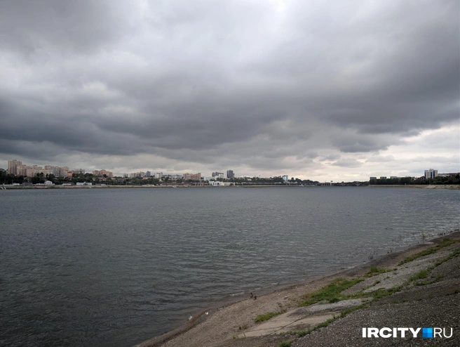 Но с погодой организаторам не повезло: весь день над городом бродят тучи и дует неприятный ветер | Источник: Алина Ринчино / «ИрСити»
