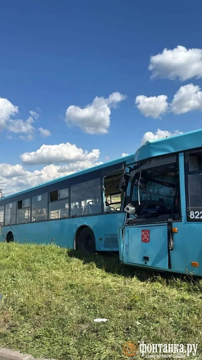 Показываем последствия ДТП с автобусами на Софийской, в котором пострадали 12 человек | Источник: «Фонтанка.ру»