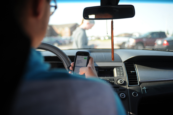 Фото №1 - В Австралии камеры на шоссе будут распознавать, держит ли водитель в руках телефон
