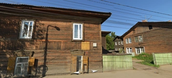 Под снос попадает дом слева (бульвар Гагарина, 6). Рядом с ним находится еще один деревянный памятник, входящий в ансамбль жилых домов Кузнецовской больницы. Мы рассказывали про него в «Исчезающем Иркутске» | Источник: «Яндекс Карты»