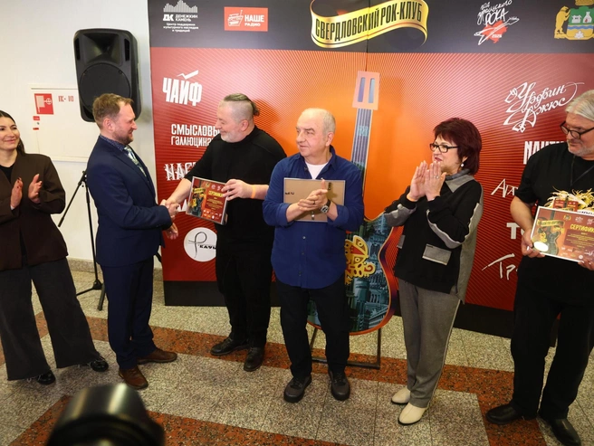 Участники рок-сцены вручили школам сертификаты на приобретение музыкальных инструментов. | Источник: Владислав Лоншаков / E1.RU
