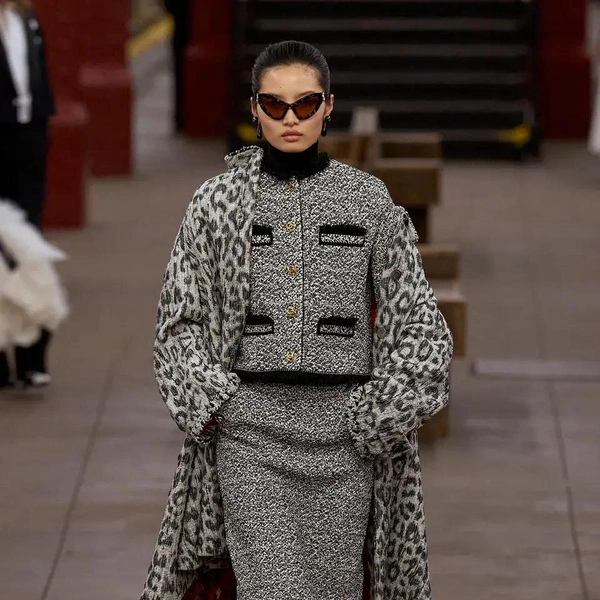 Твидовые, кислотные, клетчатые, кожаные, леопардовые, из лепестков и с бахромой: 30 юбок Chanel Métiers d’Art 2026 | marieclaire.kz