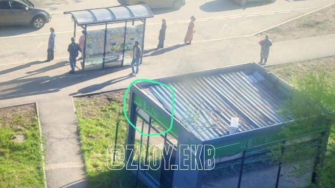 Один из примеров со Вторчермета. Киоск стоит частично на земле многоквартирного дома, частично — на земле города | Источник: Zloy_ekb 18+ | Злой Екатеринбург / Telegram