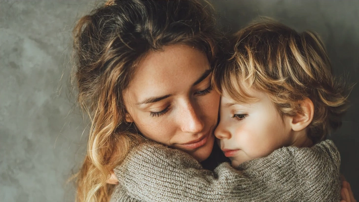 Может ли одинокая женщина усыновить ребенка — отвечает юрист | Источник: Midjourney