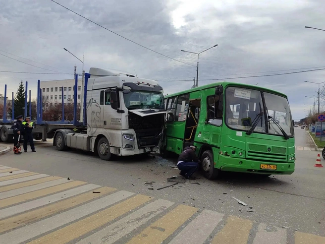 Водитель грузовика не уступил дорогу пассажирскому автобусу | Источник: УГИБДД по Свердловской области
