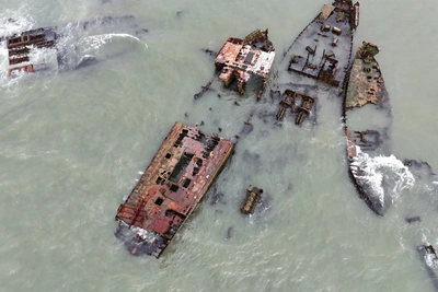 На Сахалине возобновили подъем затонувших судов в бухте Лососей