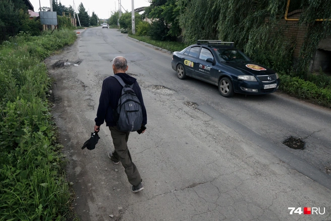 Жители негодуют, что дорогу со знаками недавно отремонтировали, в отличие от остальной части улицы Набережной | Источник: Наталья Лапцевич