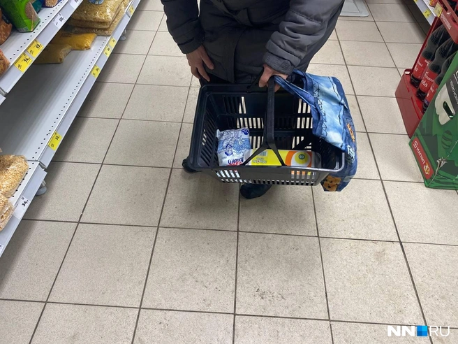 Многие пенсионеры покупают только самое необходимое | Источник: Наталья Баранова / NN.RU