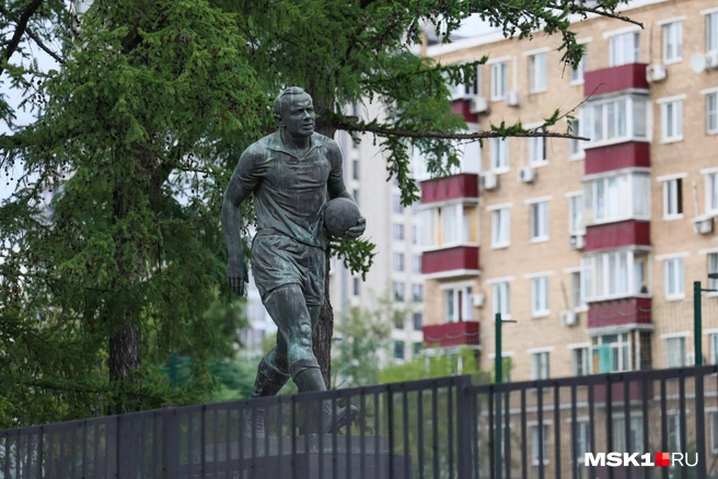 За забором хорошо видно памятник легендарному футболисту Эдуарду Стрельцову, именем которого назван стадион | Источник: Артем Устюжанин / MSK1.RU