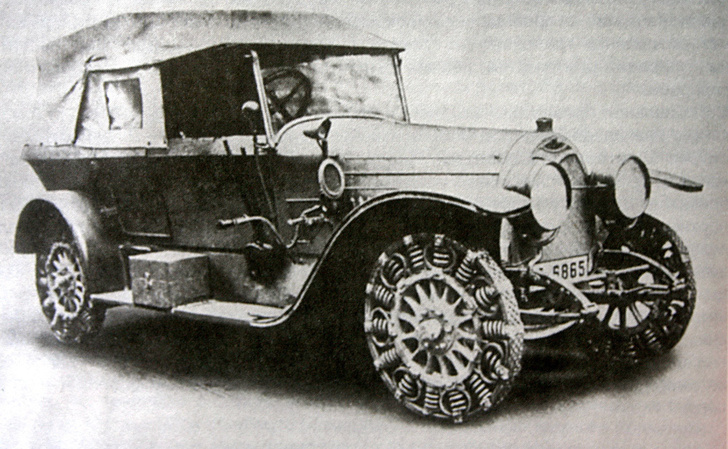 Автомобиль немецкой фирмы Protos, обутый в металлические шины. Для конца Первой мировой — самое привычное зрелище