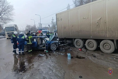 В Волгограде легковушки столкнулись с фурой, есть раненые