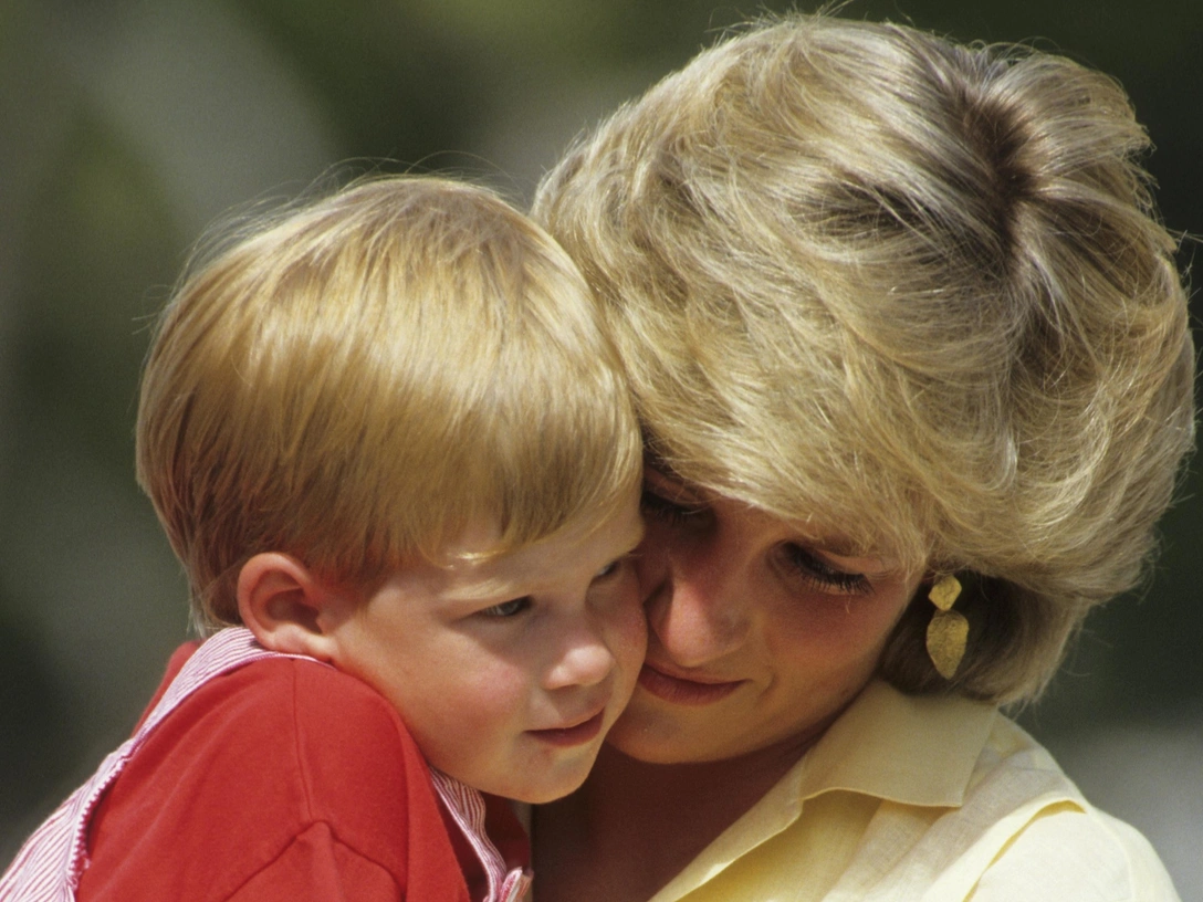 Принцесса Диана и принц Гарри во время отдыха на Майорке, 10 августа 1987 | marieclaire.ru
