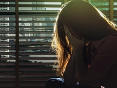История женщины, которая лишь спустя 7 лет брака узнала, что ее тайно насиловал муж