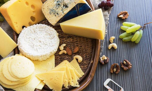 В «Общественном контроле» назвали марки сыра, в котором нет молочного жира от слова «совсем»