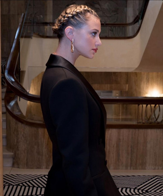 Коса-корона как у Лили Рейнхарт на Венецианском кинофестивале 2022 — лучшая осенняя прическа на учебу
