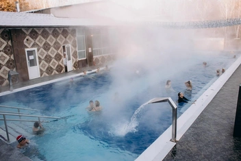 Уютный уличный бассейн | Источник: Софья Глухих для Баден-Баден термы Уктус / VK.com