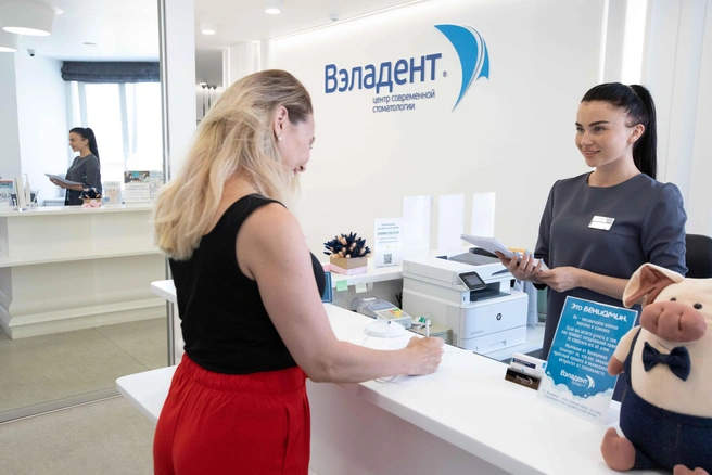 День улыбки настолько понравился челябинцам, что в клинике решили устраивать такие счастливые «окошки» почаще | Источник: «Вэладент»