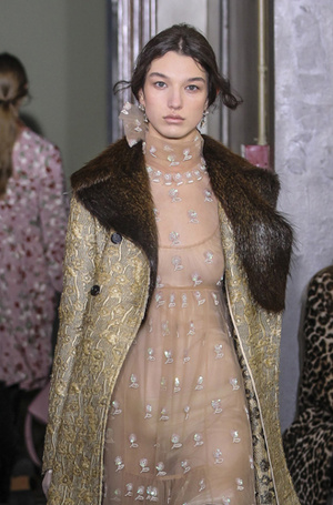 Фото №1 - Как повторить нежные прически с показа Valentino Fall 2017
