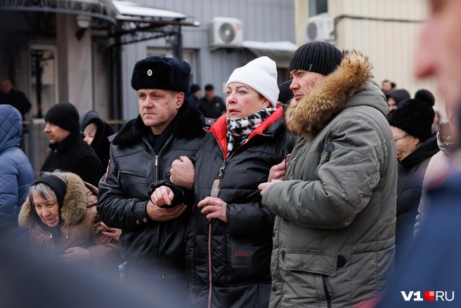 На фото — Ирина Зверева, супруга погибшего Константина | Источник: Алексей Волхонский / V1.RU