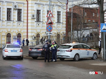 В патруле для эвакуации на штрафстоянку ездят экипажи ГИБДД и ЦБДД | Источник: Кирилл Хафизов / 59.RU